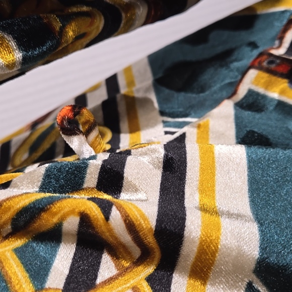 Colorful Geometric Patterned Velvety Shirt Open-front - Picture 5 of 10